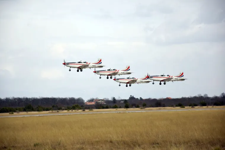 "Krila Oluje" utemeljena  su 5. kolovoza 2005. na 10. obljetnicu VRO "Oluja", a  ukupno su ostvarili 187 nastupa, od kojih 135 domaćih i 52 inozemna, zaključuju iz MORH-a.