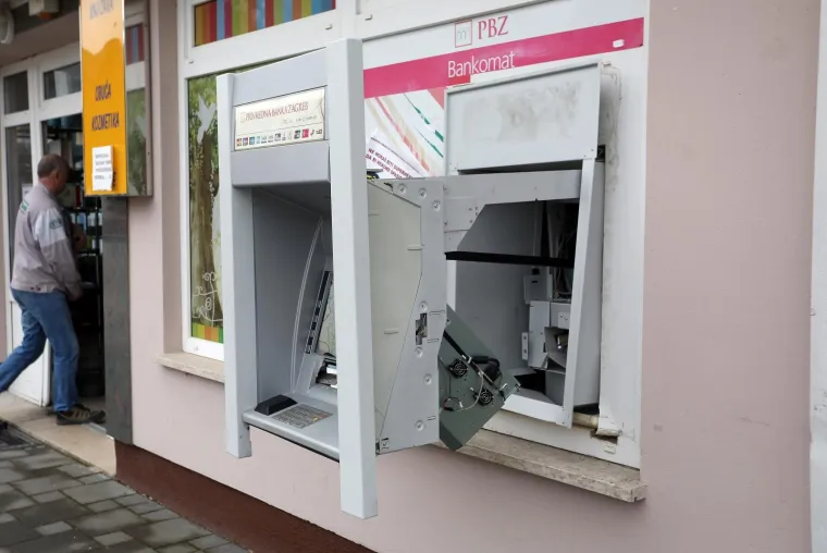 Nepoznati počinitelji u sredi&scaron;tu Pisarovine razvalili bankomat!
