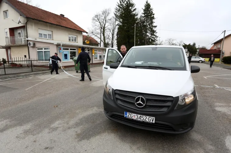 Nepoznati počinitelji u sredi&scaron;tu Pisarovine razvalili bankomat!