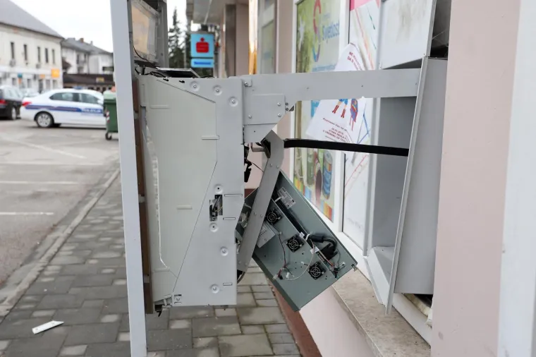 Nepoznati počinitelji u sredi&scaron;tu Pisarovine razvalili bankomat!
