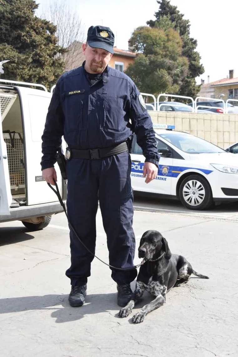 Najbolja nju&scaron;ka Hrvatske: Super njuhom &scaron;vercere droge tjera u očaj!