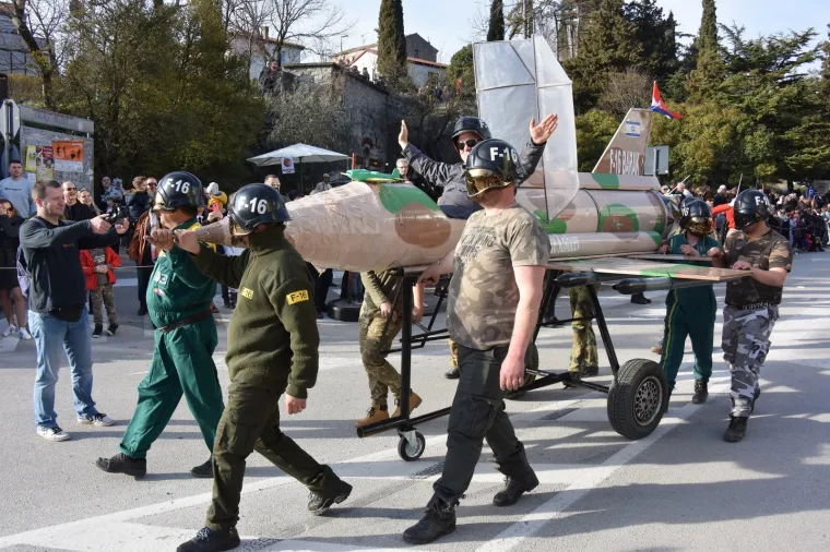 Buzet: Kreativni kostimi karnevalske povorke oduševili posjetitelje  03.03.2019., Buzet - Preko tisucu maskaranih sudionika u pet grupa proslo je centrom Buzeta pod vodstvom poznatog glazbenika Sajete. Najveci interes izazvo je "goli slikar" koji je na pozornici naslikao portret buzetskog gradonacelnika Sinise Zunica kojeg mu je osobno urucio.
Photo: Dusko Marusic /PIXSELL