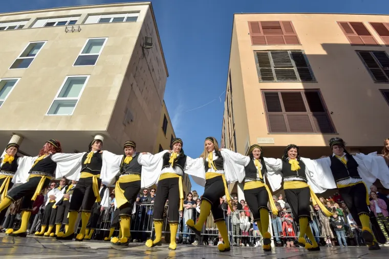 Zadar: Šarena i vesela karnevalska povorka prošla je gradom 03.03.2019., Zadar - Velika karnevalska povorka prosla je od Gradskih vrata prema Forumu gdje se odrzala prezentacija grupnih maski.
Photo: Dino Stanin/PIXSELL