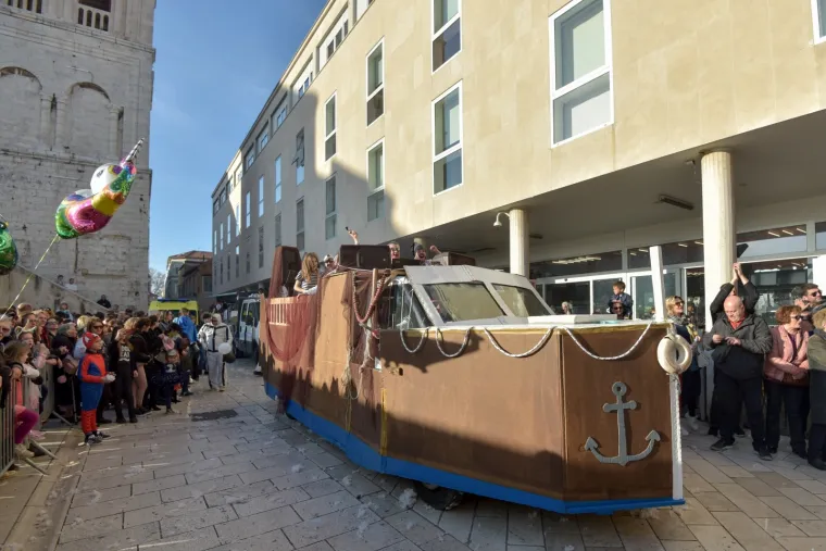 Zadar: Šarena i vesela karnevalska povorka prošla je gradom 03.03.2019., Zadar - Velika karnevalska povorka prosla je od Gradskih vrata prema Forumu gdje se odrzala prezentacija grupnih maski.
Photo: Dino Stanin/PIXSELL