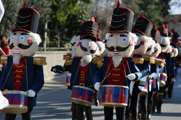 Murter: Ma&scaron;tovito maskirana djeca sudjelovala u karnevalskoj povorci  03.03.2019., Murter - Maskarana djecja povorka na otoku Murteru zasigurno je jedna od najboljih u Dalmaciji, pa i u cijeloj Hrvatskoj. I ove godine privukla je veliki broj maskara, a i gledatelja koji uzivaju u njihovim kreacijama.
Photo: Hrvoje Jelavic/PIXSELL