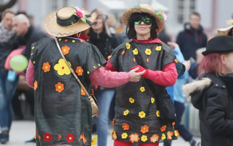 Karlovački karneval okupio mnoge veseljake koji su na kraju na Kupi zapalili Fa&scaron;nika 02.03.2019., Karlovac - Karlovacki karneval u organizaciji KAOS inicijative okupio mnogobrojne maskirane Karlovcane, koji su u sarenoj povorci prodefilirali gradom. Krivac za sve karlovacke probleme Fasnik skoncao je spaljivanjem u Kupi.
Photo: Kristina Stedul Fabac/PIXSELL