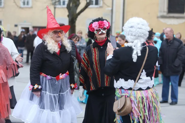 Karlovački karneval okupio mnoge veseljake koji su na kraju na Kupi zapalili Fa&scaron;nika 02.03.2019., Karlovac - Karlovacki karneval u organizaciji KAOS inicijative okupio mnogobrojne maskirane Karlovcane, koji su u sarenoj povorci prodefilirali gradom. Krivac za sve karlovacke probleme Fasnik skoncao je spaljivanjem u Kupi.
Photo: Kristina Stedul Fabac/PIXSELL