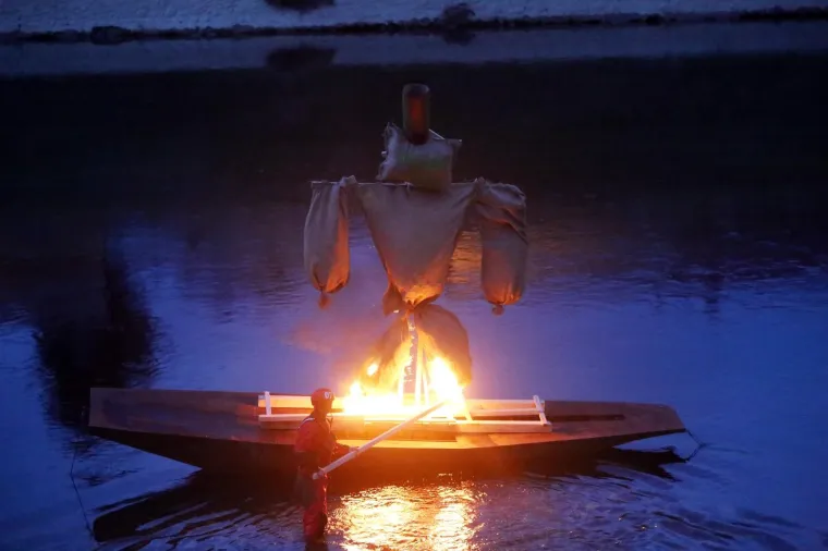 Karlovački karneval okupio mnoge veseljake koji su na kraju na Kupi zapalili Fa&scaron;nika 02.03.2019., Karlovac - Karlovacki karneval u organizaciji KAOS inicijative okupio mnogobrojne maskirane Karlovcane, koji su u sarenoj povorci prodefilirali gradom. Krivac za sve karlovacke probleme Fasnik skoncao je spaljivanjem u Kupi.
Photo: Kristina Stedul Fabac/PIXSELL