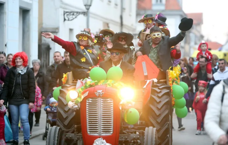 Karlovački karneval okupio mnoge veseljake koji su na kraju na Kupi zapalili Fa&scaron;nika 02.03.2019., Karlovac - Karlovacki karneval u organizaciji KAOS inicijative okupio mnogobrojne maskirane Karlovcane, koji su u sarenoj povorci prodefilirali gradom. Krivac za sve karlovacke probleme Fasnik skoncao je spaljivanjem u Kupi.
Photo: Kristina Stedul Fabac/PIXSELL