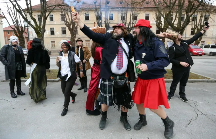 Karlovački karneval okupio mnoge veseljake koji su na kraju na Kupi zapalili Fa&scaron;nika 02.03.2019., Karlovac - Karlovacki karneval u organizaciji KAOS inicijative okupio mnogobrojne maskirane Karlovcane, koji su u sarenoj povorci prodefilirali gradom. Krivac za sve karlovacke probleme Fasnik skoncao je spaljivanjem u Kupi.
Photo: Kristina Stedul Fabac/PIXSELL