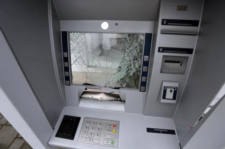 U sredistu Pisarovine nepoznati pocinitelji tijekom noci razvalili su bankomat Privredne bake Zagreb. Policijski ocevid na mjestu provale.Photo: Kristina Stedul Fabac/PIXSELL
