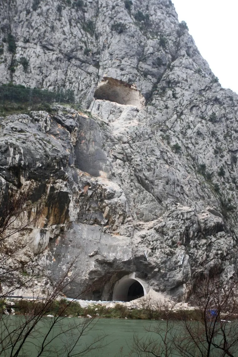 Tunel koji je probijen na gradili&scaron;tu Omi&scaron;ke zaobilaznice jo&scaron; 2012. godine. I od tada zjapi prema Cetini, bez mosta i bez ceste koja jo&scaron; uvijek nije zavr&scaron;ena. U probijanje tunela potro&scaron;eno je 280 milijuna kuna!