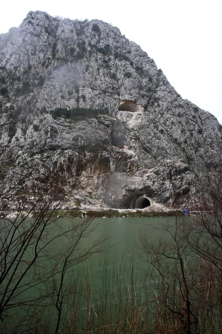 Tunel koji je probijen na gradili&scaron;tu Omi&scaron;ke zaobilaznice jo&scaron; 2012. godine. I od tada zjapi prema Cetini, bez mosta i bez ceste koja jo&scaron; uvijek nije zavr&scaron;ena. U probijanje tunela potro&scaron;eno je 280 milijuna kuna!