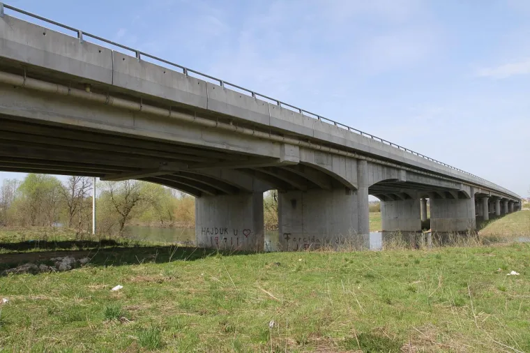 Most na rijeci Korani trebao je biti dio brze ceste Mostanje &ndash; Vukmanićki Cerovac. Gradnja je počela jo&scaron; 2007. Radovi od 50 milijuna kuna zavr&scaron;eni su u previđenom roku, u rujnu 2009. No, i 10 godina nakon toga ni s jedne strane mosta nije sagrađeno 6,2 kilometra brze ceste. Gradnja je opet aktualizirana nakon pro&scaron;logodi&scaron;nje pogibije dječaka u Turnju