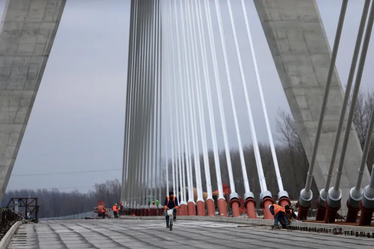 Most preko Drave vrijedan je 1,18 milijardi kuna, a trebao je biti dio međunarodnog prometnog koridora Pet C. Most je izgrađen, otvoren, ali ni on nije povezan ni sa čim