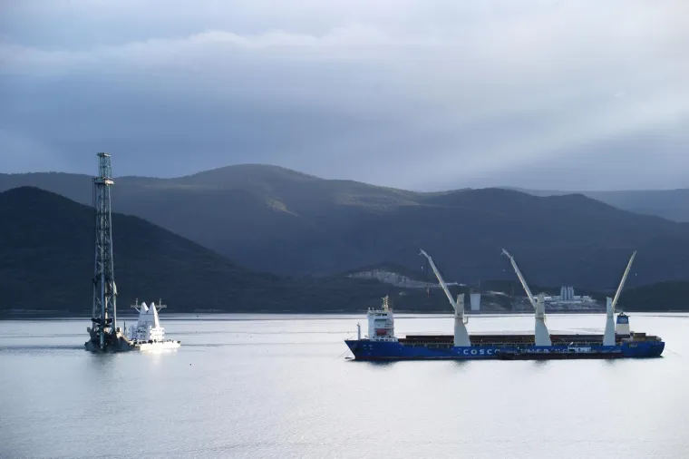 Najveće i naskuplje gradili&scaron;te u Hrvatskoj napokon radi punom parom. Neki bi s ironijom dodali - zahvaljujući Kinezima. Upravo stoga mnogi već strahuju da će most biti zavr&scaron;en, i prije vremena, ali da bi mogao voditi nigdje jer neće biti zavr&scaron;ene pristupne prometnice. Naime, s pripremama oko njihove izgradnje već sada se kasni