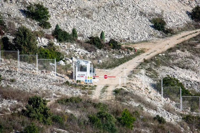 Najveće i naskuplje gradili&scaron;te u Hrvatskoj napokon radi punom parom. Neki bi s ironijom dodali - zahvaljujući Kinezima. Upravo stoga mnogi već strahuju da će most biti zavr&scaron;en, i prije vremena, ali da bi mogao voditi nigdje jer neće biti zavr&scaron;ene pristupne prometnice. Naime, s pripremama oko njihove izgradnje već sada se kasni