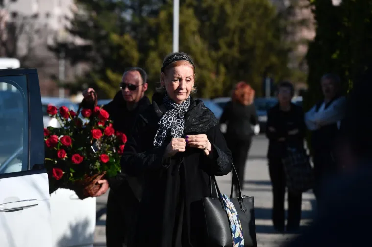 POKOPANA MAJKA JELENE KARLEUŠE: Pjevačica ponavljala samo jedno jecajući uz majčin lijes, a onda joj je pozlilo