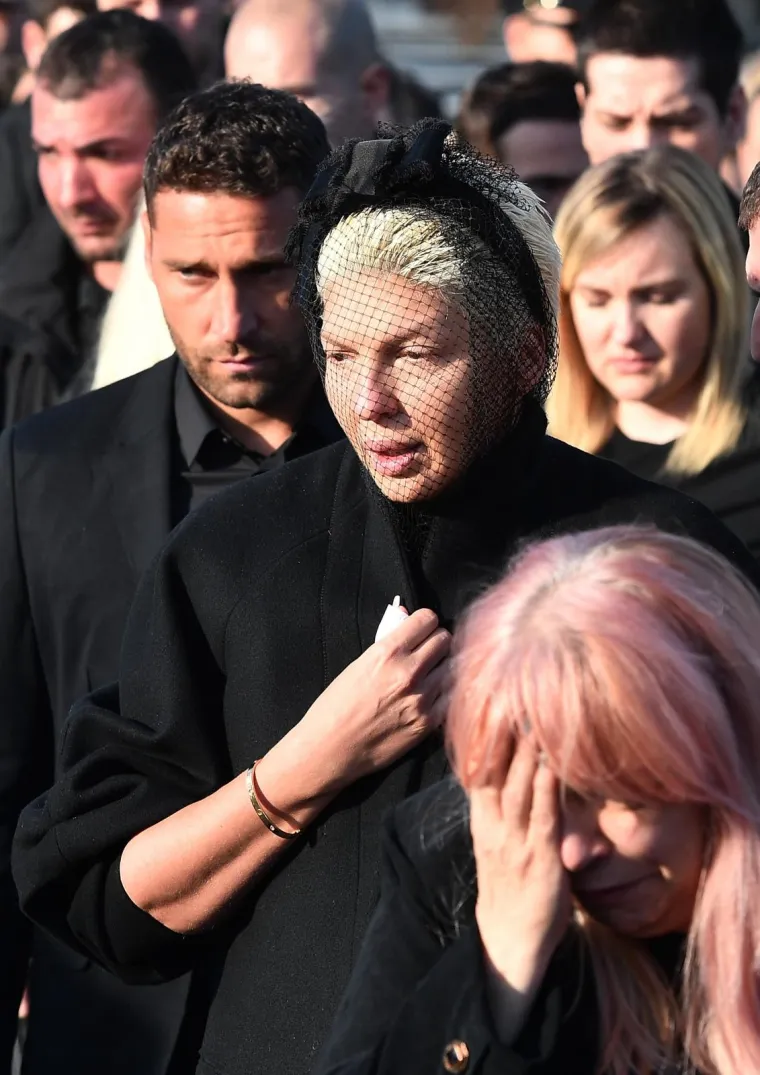 Jelena se slomila dok su joj pokapali majku, a Duško joj je brzo donio vodu ne bi li došla k sebi.