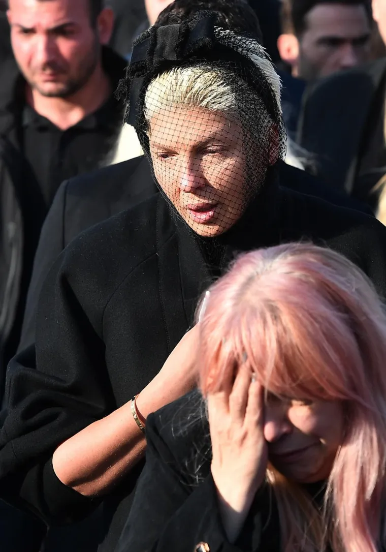 Kada su kovčeg donjeli do grobnog mjesta, Divnina kćer, Jelena Karleuša više nije mogla izdržati, pala je preko lijesa i zaplakala: "Mama, mama! Volim te, mama".