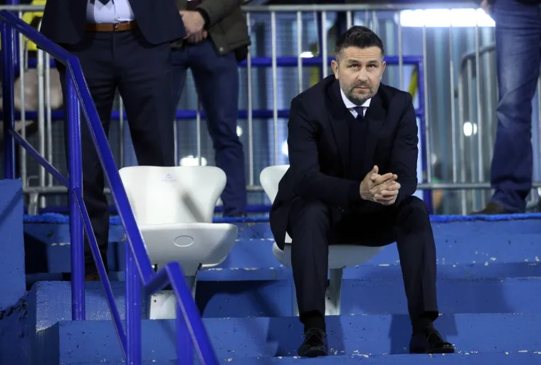 Nije mu lako: Bjelica utakmicu gleda iz ograđenog prostora pored novinarske lože