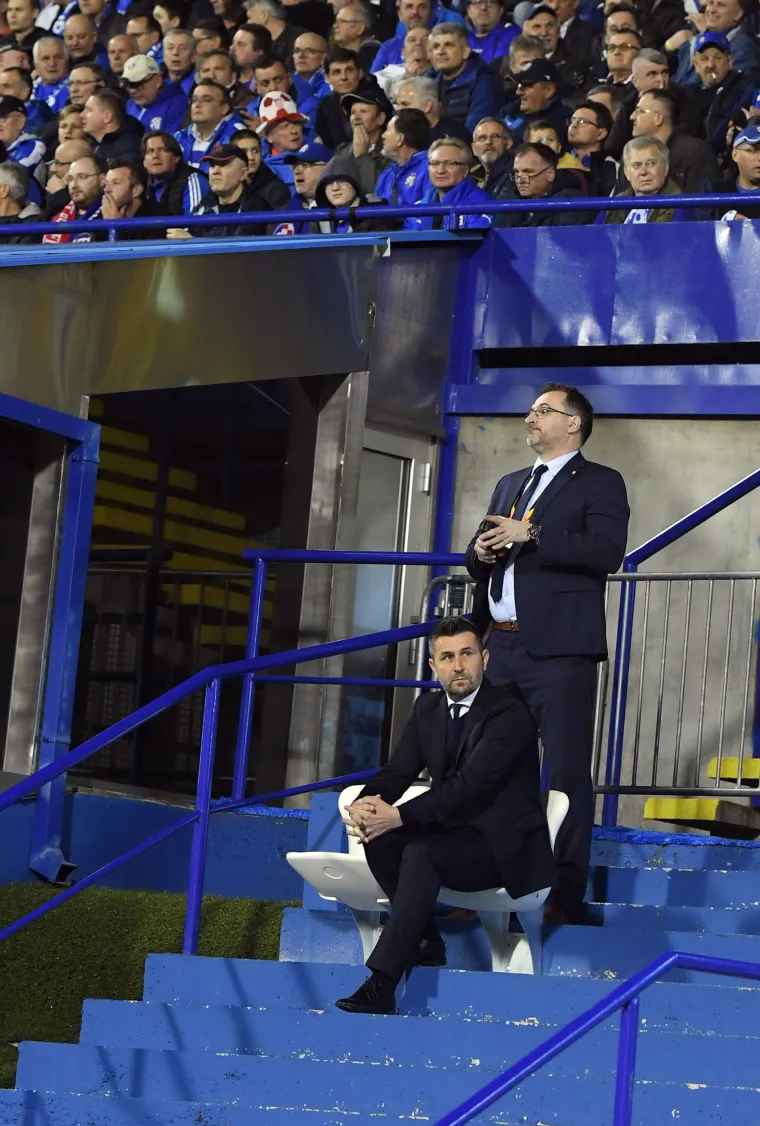 Nije mu lako: Bjelica utakmicu gleda iz ograđenog prostora pored novinarske lože