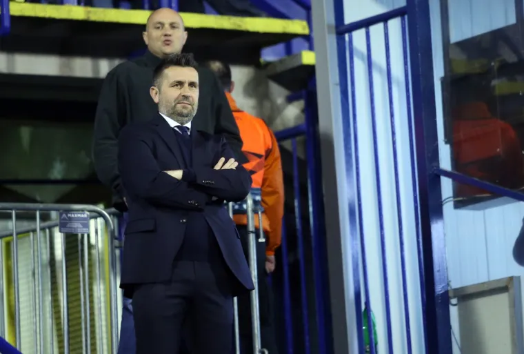 Nije mu lako: Bjelica utakmicu gleda iz ograđenog prostora pored novinarske lože