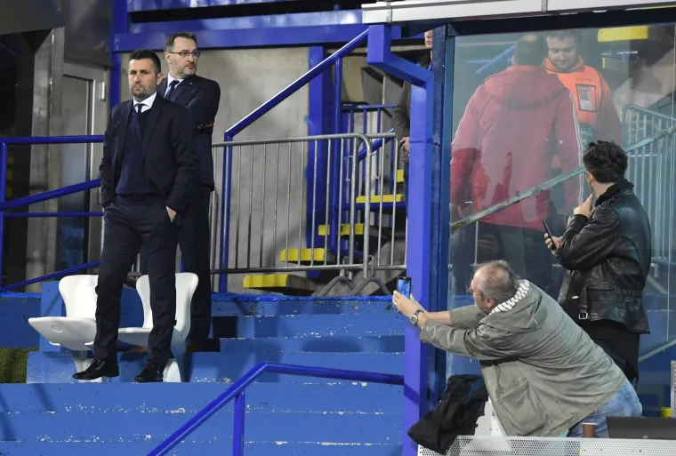 Nije mu lako: Bjelica utakmicu gleda iz ograđenog prostora pored novinarske lože