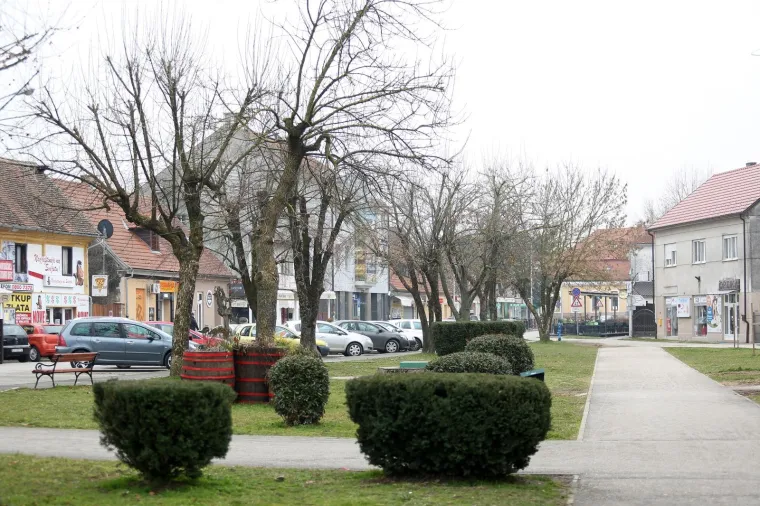 U Ivanić Gradu, udaljenom na pola sata vožnje od Zagreba s kojim je povezan i autocestom, smjestila se i bolnica Naftalan. Ovaj kraj poznat je po izvorima nafte