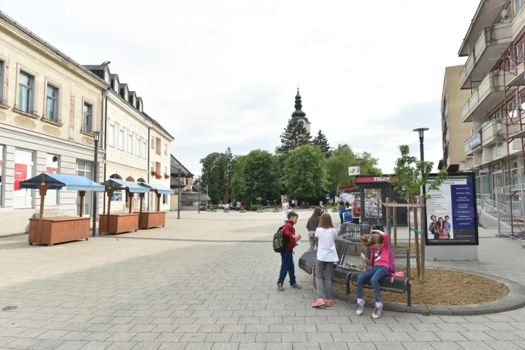 Ovaj gradić od Zagreba je udaljen 40-ak kilometara. Poznat je po mesnoj industriji