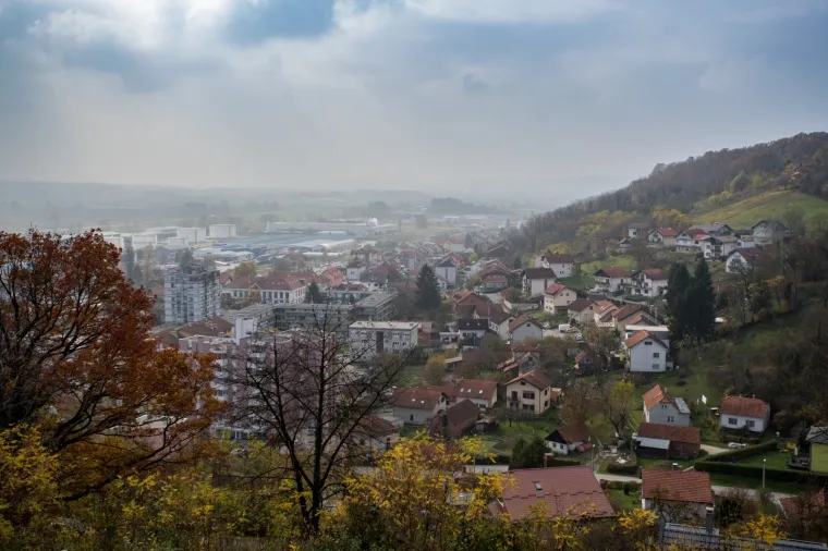 Zabok se nalazi u Krapinsko-zagorskoj županiji no mnogi njegovi stanovnici zbog blizine metropole, a dijeli ih samo 43 kilometra, svakodnevno putuju na svoja radna mjesta u Zagreb