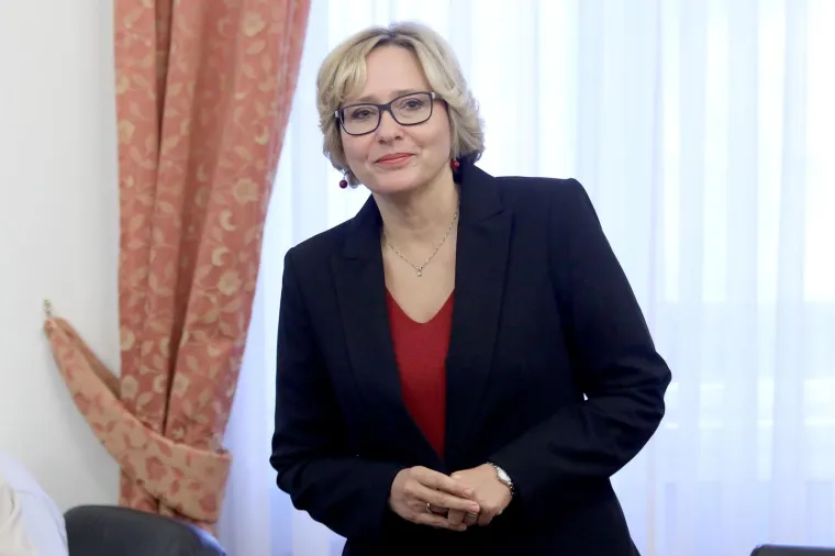 Za pučku pravobraniteljicu Loru Vidović bit će ove godine mnogo posla jer upravo je ona u ime države ovlaštena brinuti se o poštovanju ljudskih prava. U proteklih šest godina koliko je na toj funkciji često je upozoravala na negativne društvene pojave, pa i one za koje je izravno odgovorna vlast kao što je kršenje prava migranata i izbjeglica.