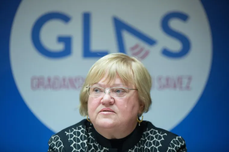 U Vladi Zorana Milanovića bila je HNS-ova ministrica graditeljstva i prostornog uređenja. Njezin mandat obilježio je projekt legalizacije te obnova poplavom razrušene Gunje 2014. Kandidatura za gradonačelnicu Zagreba objavila je krajem 2016. HNS je napustila 2017., a potom  s još nekoliko odbjeglih stranačkih kolega osnovala stranku GLAS. 
Mrak Taritaš poznata je i kao jedna od najaktivnijih političara na društvenim mrežama. Mnogi komunikacijski stručnjaci hvale njezinu komunikaciju na Twitteru, a više je puta dokazala da zna prihvatiti šalu na vlastiti račun.