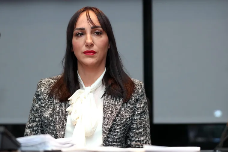 Ana Stojić Deban, predsjednica Uprave Zagrebačkog holdinga, na mjesto čelne osobe imenovana je odlukom Skupštine nakon višegodišnjeg vođenja Ureda Uprave, tijekom čega je blisko surađivala sa svim dosadašnjim članovima i predsjednicima Uprava.
Jedna je od prvih zaposlenica Zagrebačkog holdinga od njegovog osnivanja krajem 2005. Sudjelovala je u samom procesu njegovog formiranja, određivanju poslovnih procesa i definiranju radnih zadataka odgovornih pojedinaca i svih podružnica.
Karijeru je započela 2004. godine u Robnim terminalima gdje je bila zadužena za analizu i izradu poslovnih planova, a radila je i na položaju voditeljice ekonomike na poslovima računovodstva i financija.