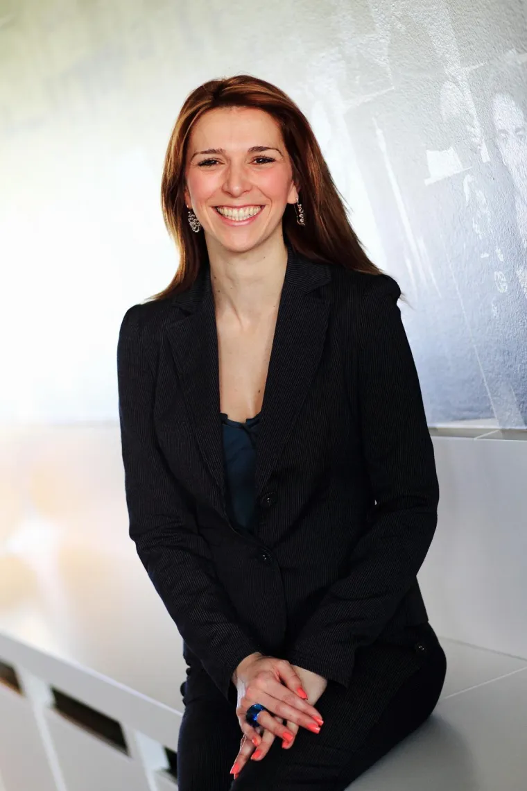 Prva je žena u povijesti na čelu Dinama. 
Vlatka Peras rođena je u Zagrebu, 1977., a po zanimanju je magistra inženjerka zračnog prometa. Od 1998. radi u GNK Dinamo, najprije kao djelatnica odjela za odnose s javno&scaron;ću, potom je radila u sportskom sektoru, da bi od 2005. postala voditeljica ureda Uprave kluba.
Početkom 2016. godine Peras  je imenovana u Upravu GNK Dinamo sa zaduženjem za sektor ljudskih potencijala.