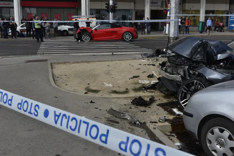 Tri osobe ozlijeđene su u prometnoj nesreći koja se dogodila danas ne&scaron;to prije 13 sati u Dubravi. U sudaru dvaju osobnih automobila o&scaron;tećena su jos i dva parkirana vozila.