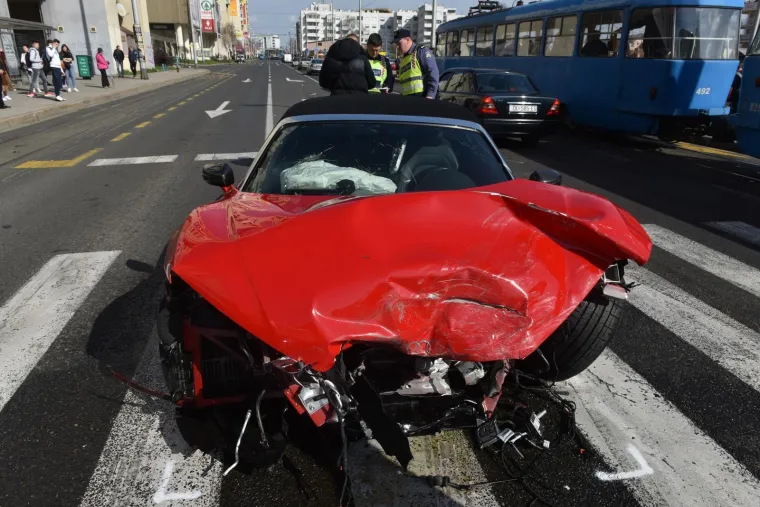 STRA&Scaron;NA NESREĆA U ZAGREBAČKOJ DUBRAVI: U sudaru dvaju automobila ozlijeđeno troje ljudi