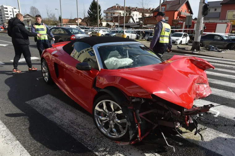 STRA&Scaron;NA NESREĆA U ZAGREBAČKOJ DUBRAVI: U sudaru dvaju automobila ozlijeđeno troje ljudi