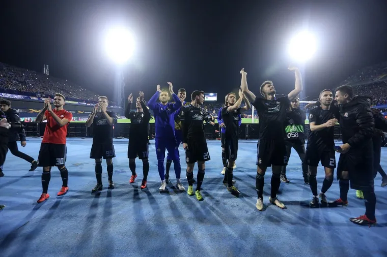 OVAKO SLAVE DINAMOVCI: Nakon posljednjeg sučevog zvižduka, tribine i igrači pali su u trans