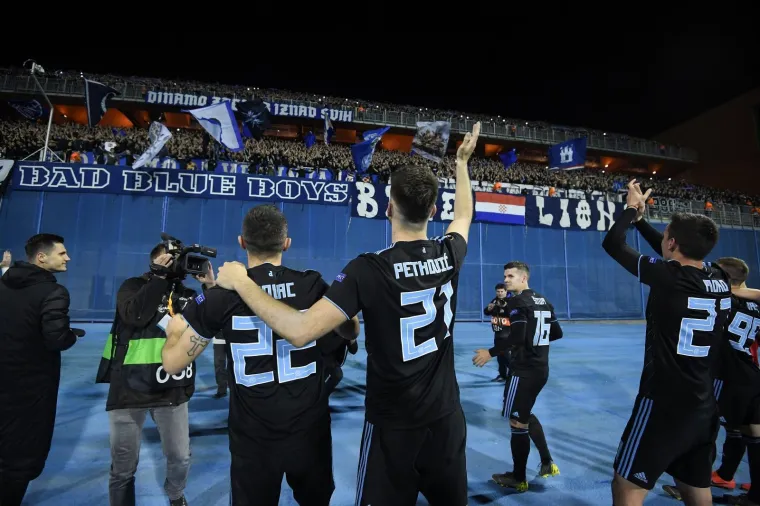 OVAKO SLAVE DINAMOVCI: Nakon posljednjeg sučevog zvižduka, tribine i igrači pali su u trans