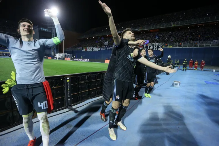 OVAKO SLAVE DINAMOVCI: Nakon posljednjeg sučevog zvižduka, tribine i igrači pali su u trans