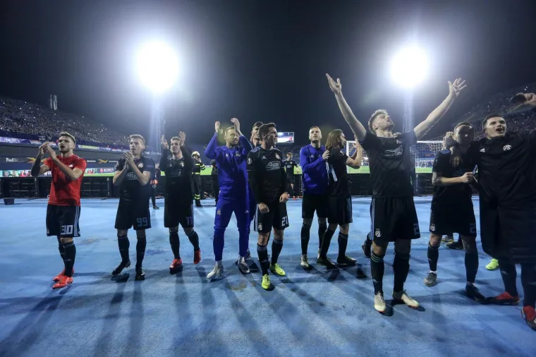 OVAKO SLAVE DINAMOVCI: Nakon posljednjeg sučevog zvižduka, tribine i igrači pali su u trans