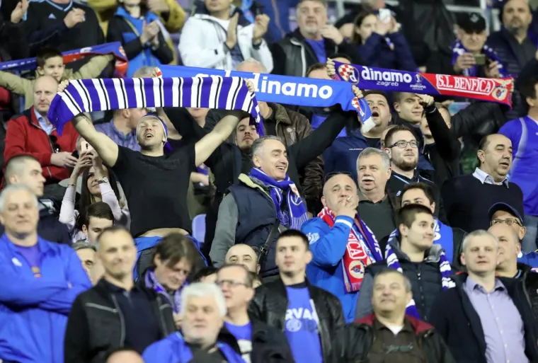 MAKSIMIR GORI, OVO SU PRIZORI ZA POVIJEST: Pogledajte kako su navijači dočekali susret s Benficom