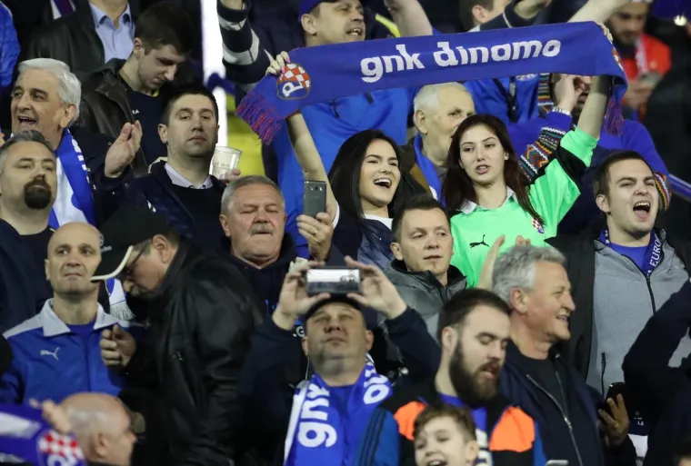 MAKSIMIR GORI, OVO SU PRIZORI ZA POVIJEST: Pogledajte kako su navijači dočekali susret s Benficom