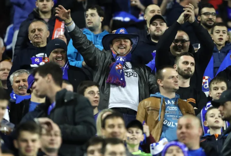 MAKSIMIR GORI, OVO SU PRIZORI ZA POVIJEST: Pogledajte kako su navijači dočekali susret s Benficom