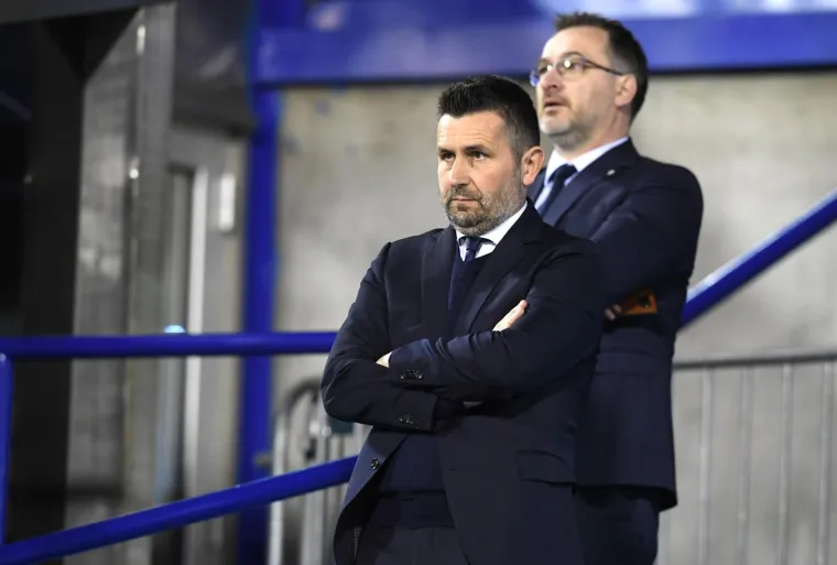 Trener Dinama Nenad Bjelica zbog kazne Uefe nije smio biti na klupi u prvoj utakmici s Benficom. On je  za vrijeme dvoboja protiv Viktorije Plzen, nakon jednog auta povukao  Milana Havela koji je držao loptu u ruci. "Utakmicu ću gledati na stepenicama pored novinarske lože, već su spremne sjedalice", rekao je uoči utakmice, a u galeriji pogledajte kako to izgleda.