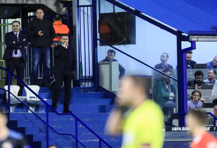 BOYSI POSLALI PORUKU SA SJEVERA: Pogledajte kako izgledaju tribine i od kuda Bjelica prati utakmicu