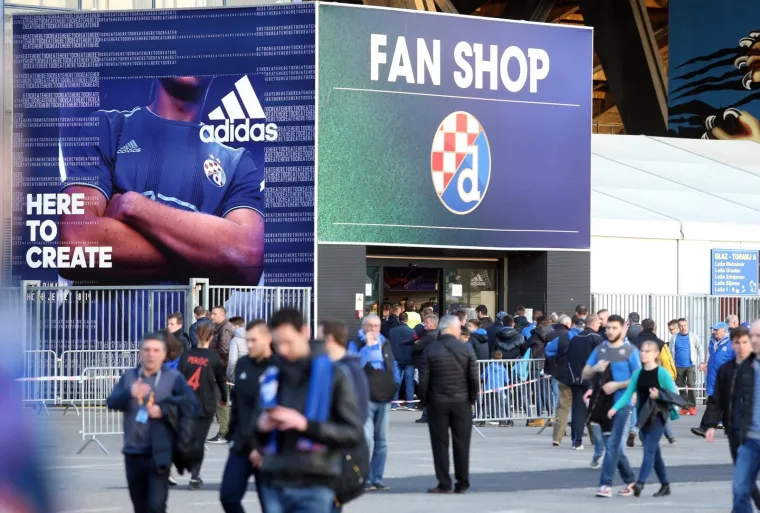NAVIJAČI DOLAZE NA STADION: Pogledajte kakva je atmosfera ispred Maksimira