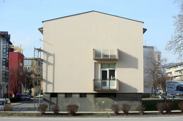 Karlovac - Vlasnik stana u Smičiklasovoj ulici prilikom energetske obnove stambene zgrade odlučio je zazidati balkonska vrata. Tako je na pročelju zgrade prema Domobranskoj ulici ostao samo balkon koji ne služi ničemu. Photo: Kristina Stedul Fabac/PIXSELL