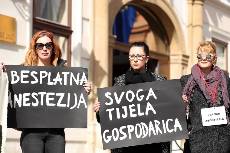 Pred Vladom održan prosvjed 'Želimo siguran i besplatan pobačaj u svim bolnicama'